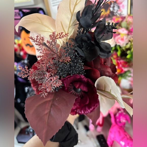 🪐 Floral Arrangement in Cream Vase - Picture 7 of 10